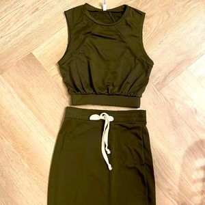 Sweat-set in olive. New & never worn, runs a little small.